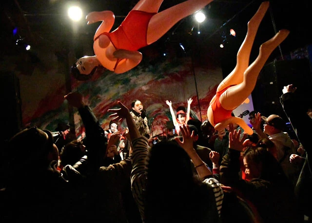 まるで秘宝館を思わせるなんでもありのライブ！　謎の司会者も踊り子さんもSM嬢に亀甲縛りされたお客さんもすべてを忘れて楽しめる！（撮影／悦蛸）