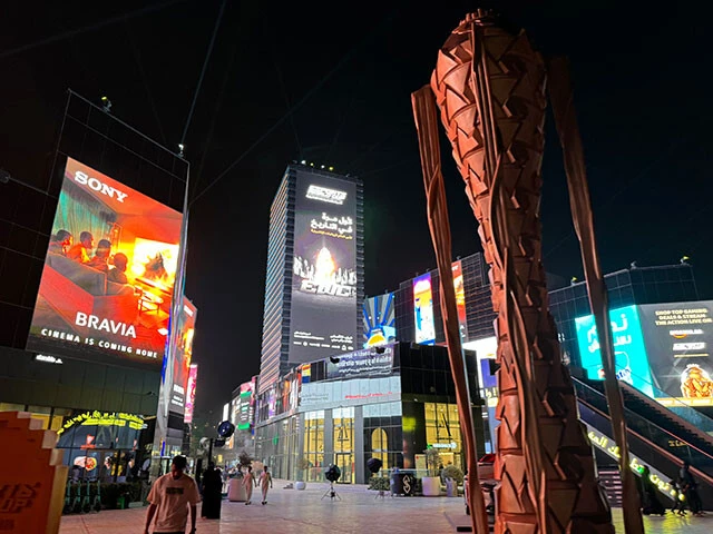 ブールバード・シティの正面入り口。夜はネオンに照らされる