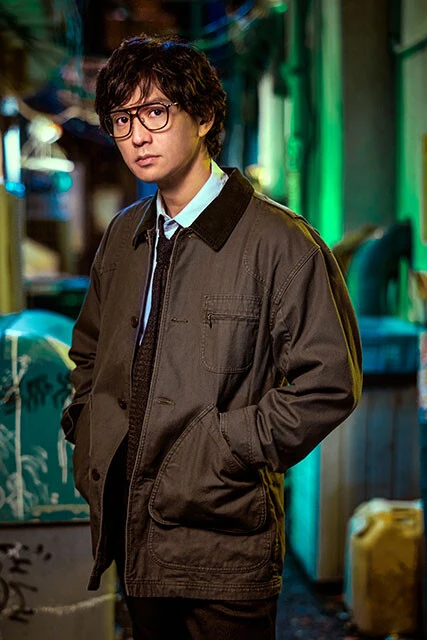 槇村秀幸（演：安藤政信）は冴羽獠の親友で、スイーパー稼業の相棒。血のつながらない香を妹として育ててきたが、その事実を伝えようと決める