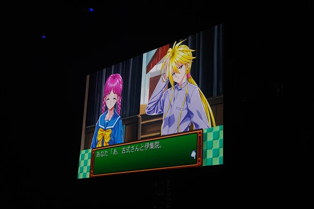 ライブの合間に流れる映像はゲーム画面の再現で、次の出演者の予告になっている