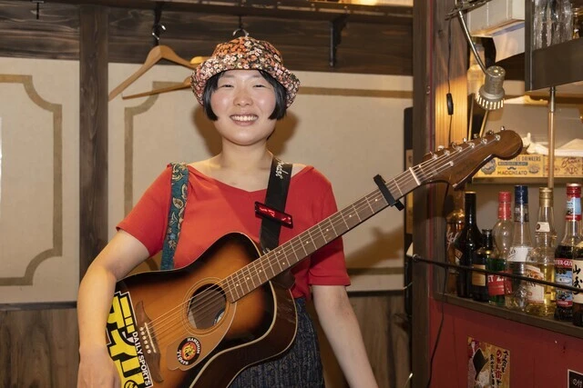 サムカワさんいわく流しのメリットは「全額を日払いでもらえること。好きなペースで働けて、好きなタイミングで休憩をはさめるところ。他の水商売と違って無理に飲まされることが少ないところ」だという。聞き上手な人よりも話し上手な人に向いてるという。ギターに大きく貼られたデイリースポーツのステッカーから話が膨らむことも