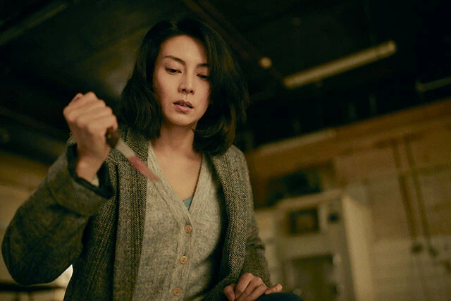 柴咲コウ演じる小夜子は、蛇のようにいてついたまなざしで淡々と復讐を果たしていく……