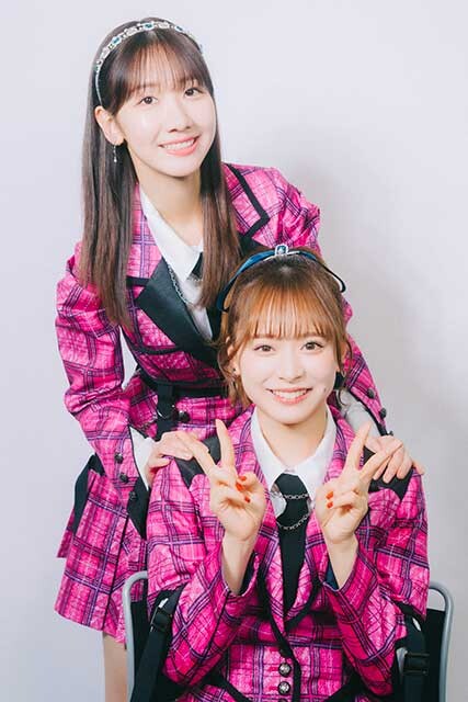 AKB48を卒業する柏木由紀（左）と総監督に就任した倉野尾成美