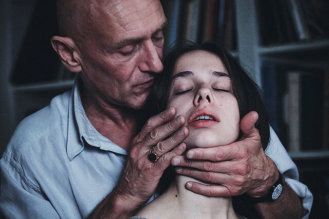 『コンセント／同意』© 2023 MOANA FILMS - WINDY PRODUCTION - PANACHE PRODUCTIONS - LA COMPAGNIE CINEMATOGRAPHIQUE - FRANCE 2 CINEMA - LES FILMS DU MONSIEUR