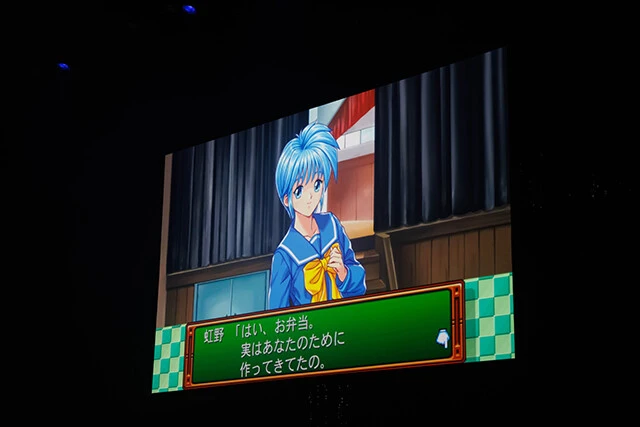 ライブの合間に流れる映像はゲーム画面の再現で、次の出演者の予告になっている