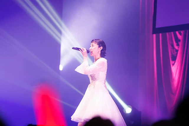 ソロパートのトップバッターを飾ったのが藤崎詩織役を演じる金月真美さん。ハプニングもあったが登場するや大きな盛り上がりを見せた