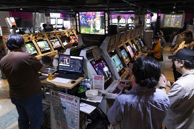 この日は「おやじ電気ワニ大会」と称したワニワニパニックと電気ショックのおもちゃで遊ぶ大会ののちに、『サムライスピリッツ 斬紅郎無双剣』の大会が行われていた。現場もチャットも大賑わい