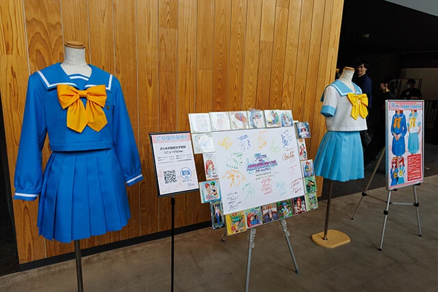 ロビーには新発売となる「きらめき高校」の制服や、出演者の寄せ書きも展示