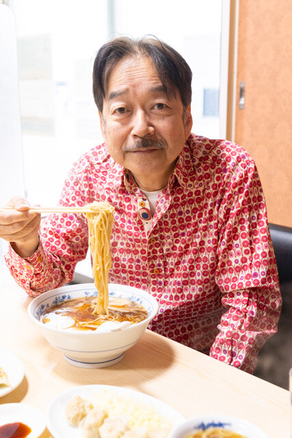 小野員裕さん。カレー、ラーメンほか大衆料理研究家として活躍。今回は小野さんの案内のもと、浅草橋にある町中華の名店・大勝軒へ訪れました。