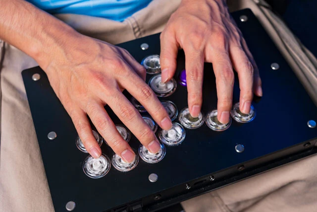 方向入力をレバーではなくボタンで行なうコントローラー「レバーレスコントローラー」。格闘ゲーマーの主流デバイスのひとつで、翔もレバーレスで猛者たちと戦う