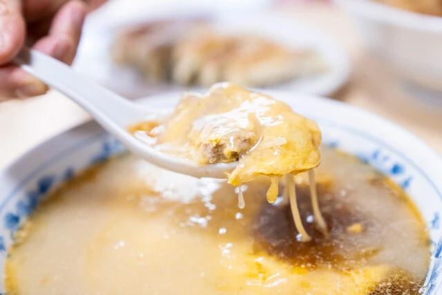 「肉玉そば」(700円)。ラーメンの上にタマゴでとじた肉と餡が絶妙にミックス。肉玉は適度な歯触りで、餡と醤油スープにからんで最高に美味!