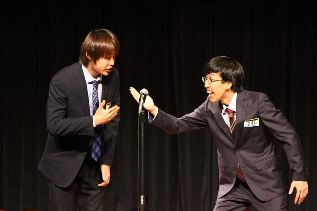 出会ったのは東京大学落語研究会の新入生歓迎会。1年生の5月に学園祭に出るために結成。野尻（左）がボケ、やまぎわ（右）がツッコミを主に務める