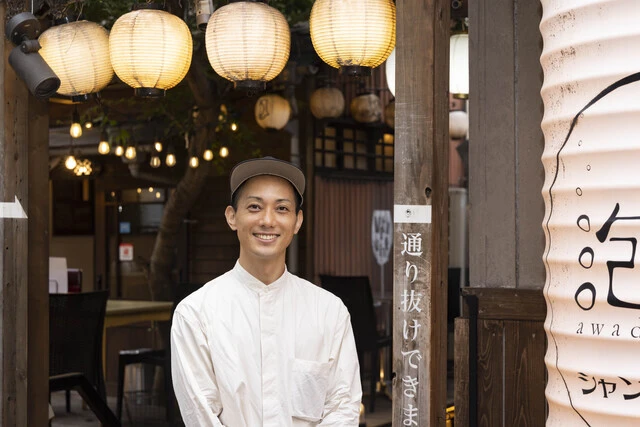 岩切さんが最近特に面白いと思うパフォーマーは「ブリーフ芸人の『ブリーフ日和』。ブリーフを30枚重ね履きしてひたすら脱いでいくだけなんだけど、呑みの席だとめちゃくちゃ盛り上がるし、素人のツッコミたくなる願望を引き出す珍しいタイプの芸人さんです」