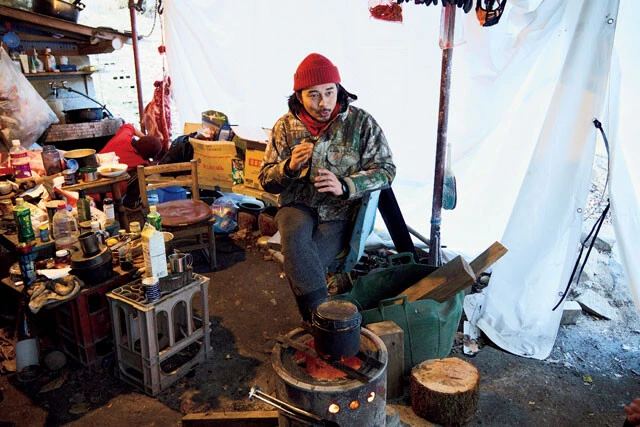 東出が住む山小屋のリビング。壁はなく白いシートで囲われているだけなので、中の温度は外とほとんど変わらない