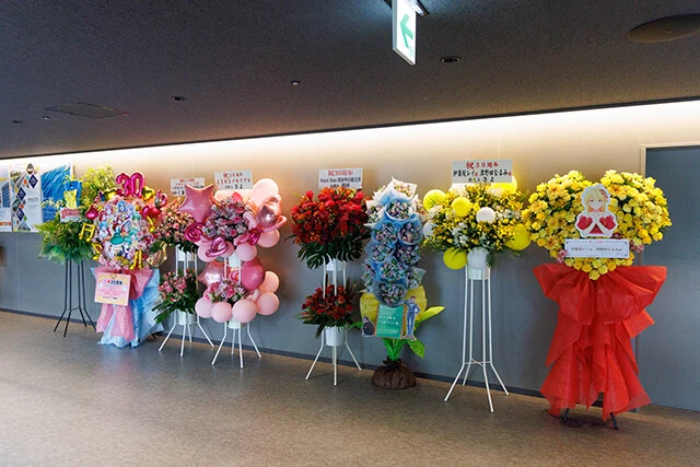 ファンから寄せられたフラワースタンド。推しキャラに合わせた趣向が凝らされているのは、まさに愛の証