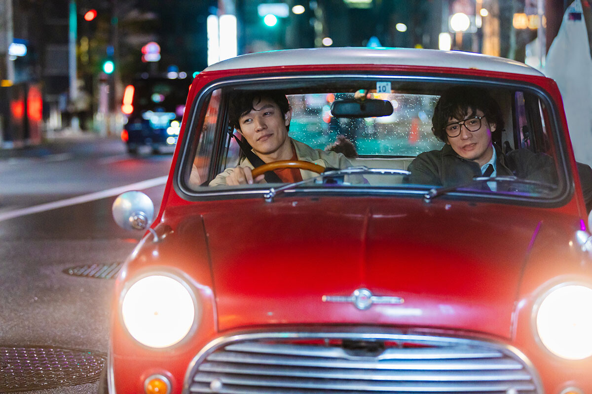 鈴木亮平は今回の撮影に向けて、ミニクーパーを運転するためにマニュアル車の免許を取得した