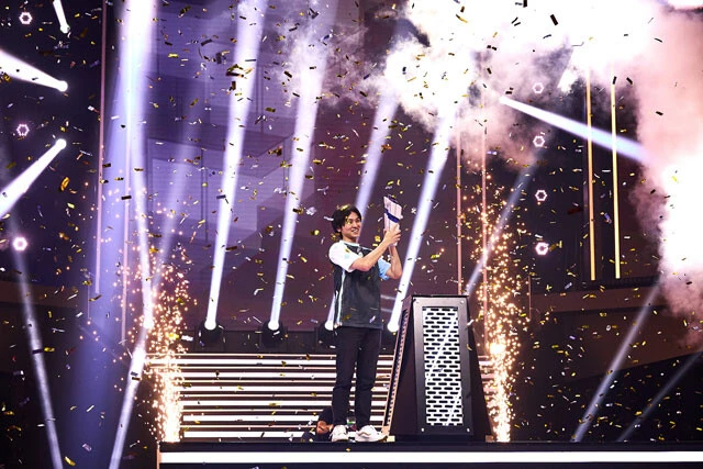 昨年8月に開催された「Gamers8 2023」にて、優勝トロフィーを掲げる翔