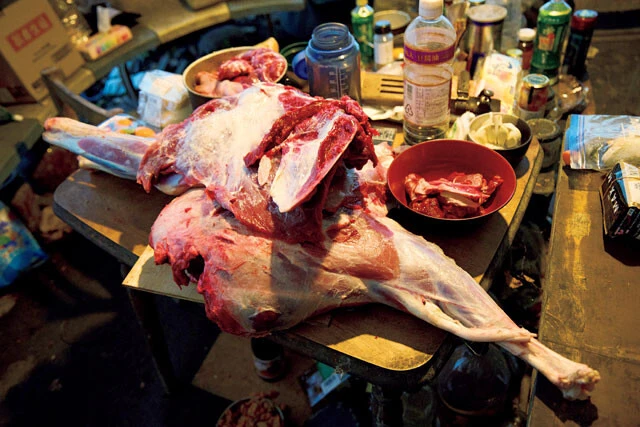 さばかれたシカの後ろ脚。シカ肉は臭みがなく柔らかい。また、低カロリー高タンパクなので、とてもヘルシーだ