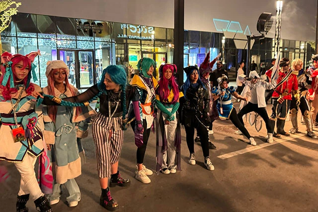 会場で見かけた、さまざまなゲームのキャラクターに扮したコスプレ集団。ほとんどがサウジアラビア人