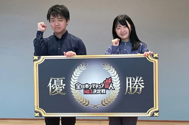 鈴木マキアートさん（左）と石井さん（右）のコンビ・夕げ。早稲田大学のお笑いサークルの先輩後輩で結成の男女コンビ。社会人2年目からコンビとして本格的に活動