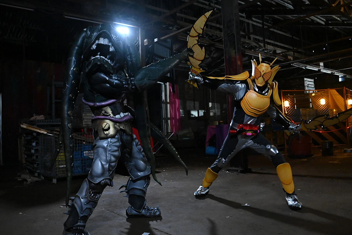 ポテトチップフォームでの戦闘シーン。砕けずに威力が増すよう、絶妙な角度で斬撃を連発。仮面ライダーのフォームに合ったアクションが考案されている