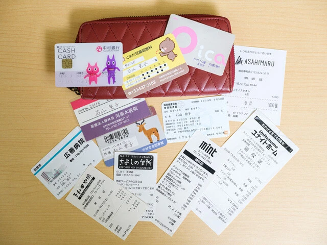 写真⑩ 中村市の住人、石山景子さんのお財布とその中身。キャッシュカードに診察券、レシートまで、すべて今和泉氏がデザインし制作した架空のもの。もちろん石山さんは存在しない