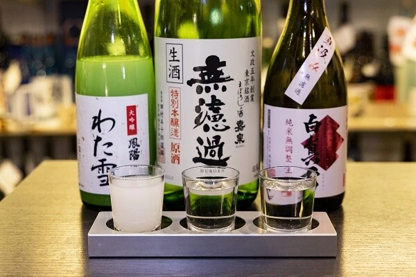 名酒センターのオススメ3商品(取材当時)。左から1位の「大吟醸 鳳陽 わた雪」。2位の「嘉泉 特別本醸造 幻の酒 無濾過原酒」。3位の「白真弓 純米無調整生 直汲み無濾過」