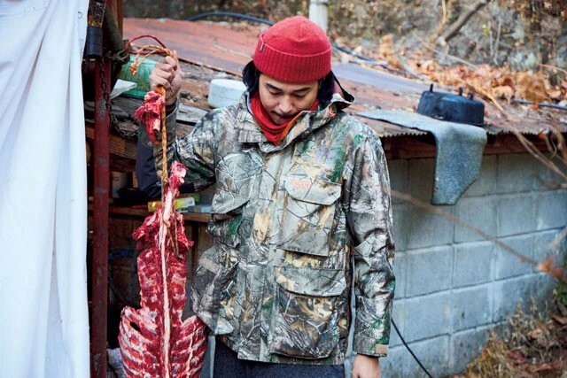肉をすべてさばいた後のシカの残骸。骨の間に少し残っている生肉は愛犬に与えているという。ミネラルが豊富なので、体にいいらしい