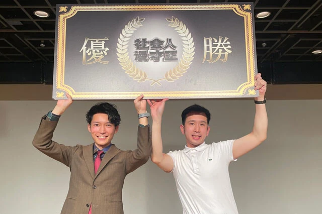 共に社会人芸人歴7年のゴウダ・ガガギゴさん（左）といとやまさん（右）のコンビ・イクラボブチャンチャン。いとやまさんの強烈なキャラクターを前面に押し出すスタイルで社会人漫才王に輝く