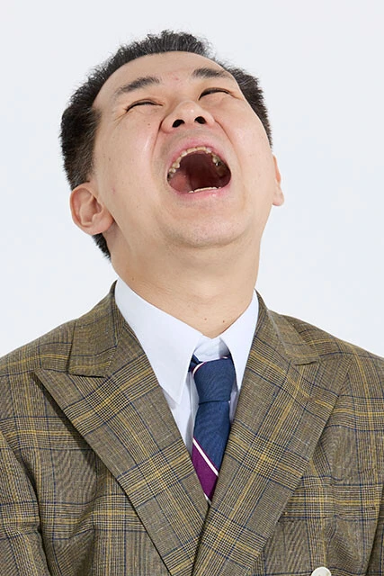 パンチ浜崎　1981年生まれ、東京都出身。趣味はラップ、酒、中国古代史。かつての衣装は上下紫色だった