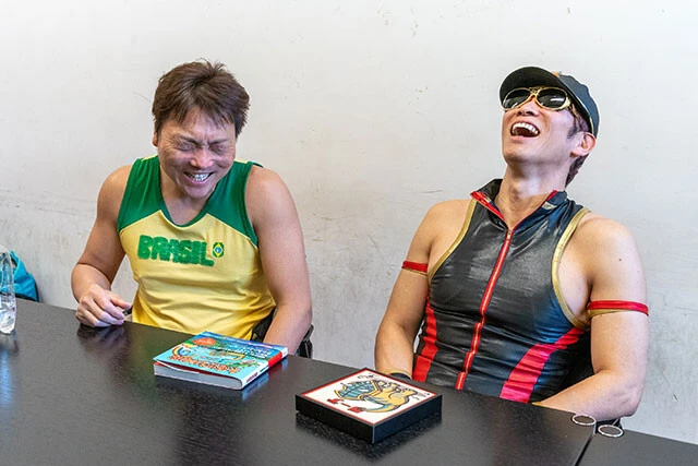 「今テレビのレギュラーがゼロ。相方が10本ぐらいレギュラーあるのを考えたら、もはや面白くなってきますよ(笑)」と語る八木さん(左)