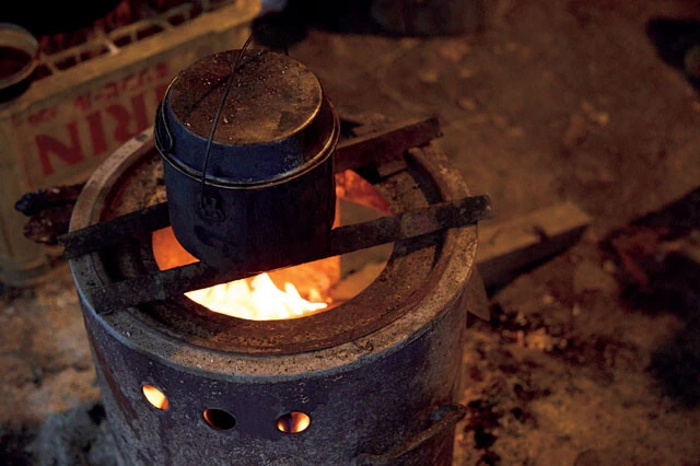 カッコよく言うと「まきストーブ兼コンロ」。ここで肉などを煮たり焼いたり、お湯を沸かしたりする。いわゆる台所