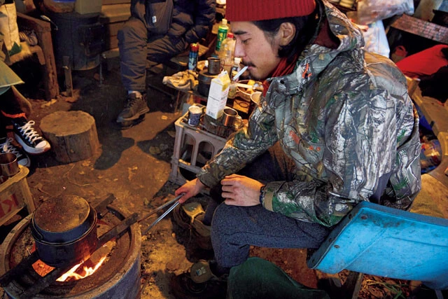 火が小さくなると一気に部屋は寒くなるので、定期的にまきをくべるなど火の管理は重要。また、もくもくと煙を出さないための技術も必要