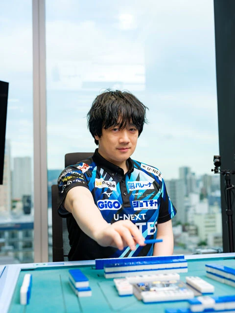 どんな場面でも慌てず、大物手をアガっても手痛い振り込みをしても表情を変えないことから、小林氏は「麻雀サイボーグ」の異名を持つ