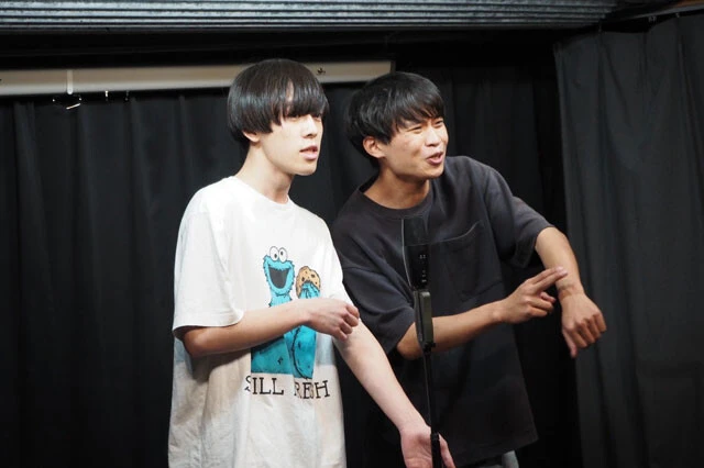 早稲田大学お笑い工房LUDO所属のナユタ。学生芸人ながら、月に20ステージをこなしている。ネタはふたりで、口頭で作っており、持ちネタは約10本