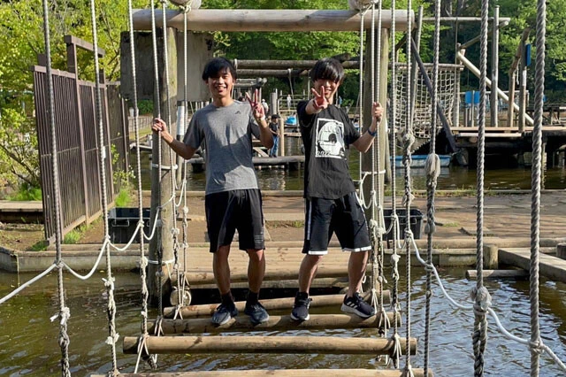 もともとサークルで仲のいいグループの中のふたりだったが、コンビを組んだのは2年生になるとき(写真は当時の頃のふたり)