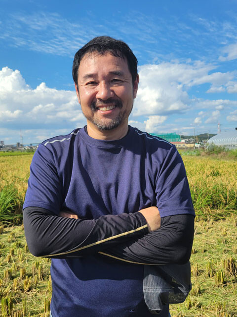 収穫中の田んぼで語る『侍タイムスリッパー』の監督、安田淳一氏