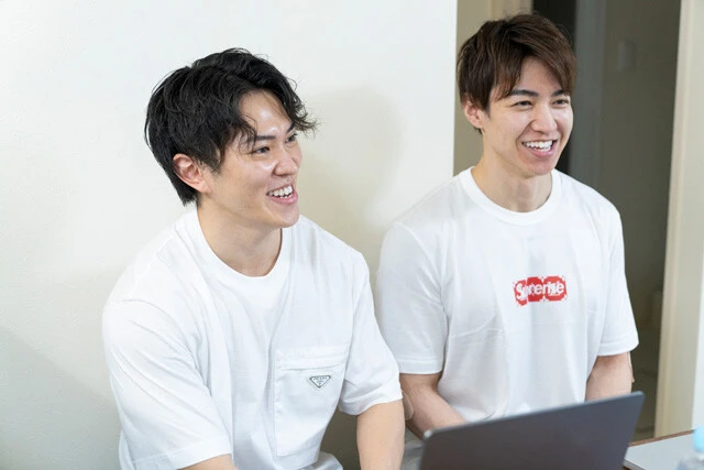 たま（左）とまめのおふたり。インタビュー中はカジュアルなTシャツ姿で。おふたりによれば、半分冗談、半分本気で「（いつも裸ではなく）Tシャツを着ることもあるんですね？」と言われるんだそう（笑）。