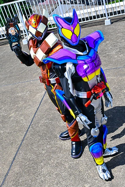 2号ライダーはチョコを身にまとった仮面ライダーヴァレン(左)。今後のふたりの出会いにも注目だ