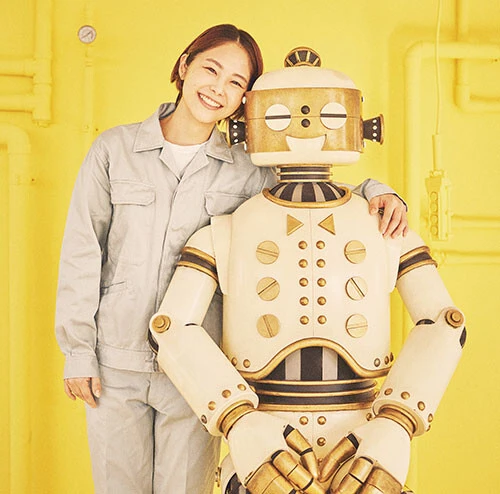 【『ひみつスタジオ』スピッツ】前作『見っけ』から約3年半ぶりの、スピッツ通算17作目のオリジナルアルバム（23年5月17日発売）。『劇場版「名探偵コナン　黒鉄の魚影（サブマリン）」』主題歌『美しい鰭』、映画『劇場版「きのう何食べた？」』主題歌『大好物』、2021年TBS系『news23』エンディングテーマ『紫の夜を越えて』ほか、全13曲収録　cPolydor Records