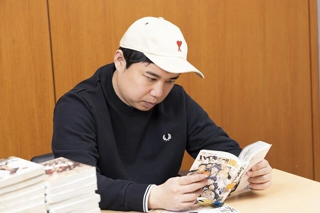 ガイドブックを熟読するせいや。でもネタバレだけは読まないように慎重に......。©古舘春一/集英社