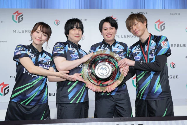 所属するU-NEXT Piratesは2023-24シーズン、圧倒的な成績を残し優勝した。写真は左から瑞原明奈、小林剛、仲林圭、鈴木優（敬称略）