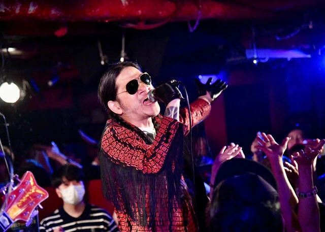 抱腹絶倒のライブで音楽ファンの度肝を抜く大注目バンド「柳家睦