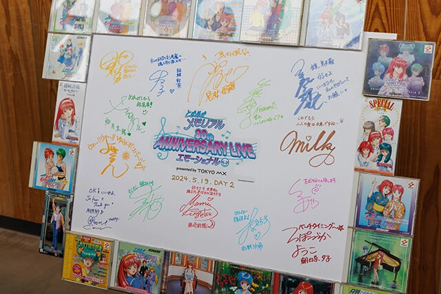 ロビーには新発売となる「きらめき高校」の制服や、出演者の寄せ書きも展示