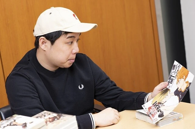 『劇場版ハイキュー!! ゴミ捨て場の決戦』のチラシを片手に、『ハイキュー!!』への想いがあふれるせいや。その想いは後編で! ©2024「ハイキュー‼」製作委員会 ©古舘春一/集英社 ©古舘春一/集英社