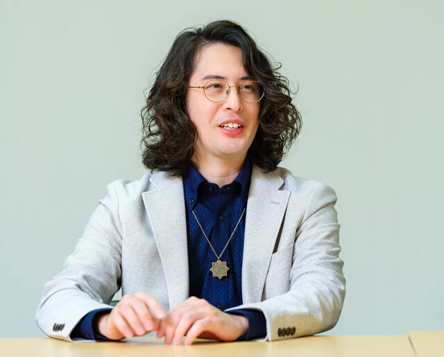 中野智宏　1998年生まれ、京都府出身。東京大学大学院言語学研究室の博士課程に在籍。小学生の頃から人工世界や言語の創作活動を始め、学部生のときに人工世界「フィラクスナーレ」を題材にした長編映画『世界のあいだ』を発表。ディズニープラス独占配信ドラマ『ワンダーハッチ　-空飛ぶ竜の島-』では、作中の言語であるウーパナンタ共通語の制作・監修を務めた