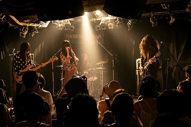 2024年7月20日下北沢ベースメントバーでのライブより。左から城戸・ROSIE・ヒナコ(ba)、釘屋 玄(vo)、鈴木壱歩(drs)、マツシマライズ(gt)