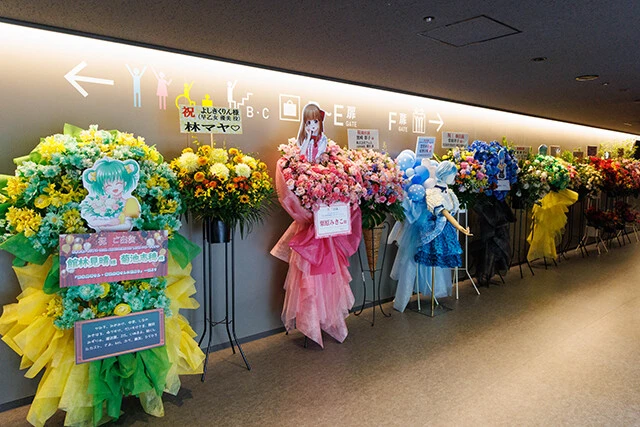 ファンから寄せられたフラワースタンド。推しキャラに合わせた趣向が凝らされているのは、まさに愛の証