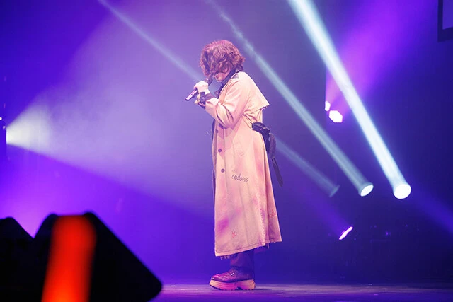 客席も合唱となった「女々しい野郎どもの詩」