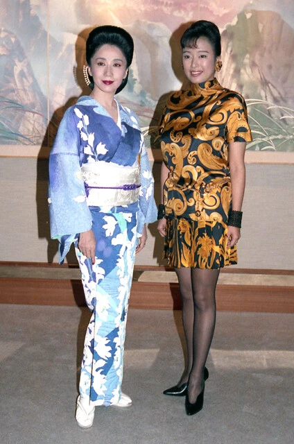 『新・極道の妻たち 覚悟しいや』(93年)の製作発表会見にて、姉と慕う岩下志麻(左)と。まさに黄金コンビであった